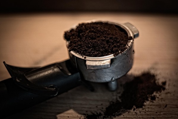 Kaffeesatz-Zauber-Die-urkomische-Reinigungskraft-von-trockenem-Kaffeesatz